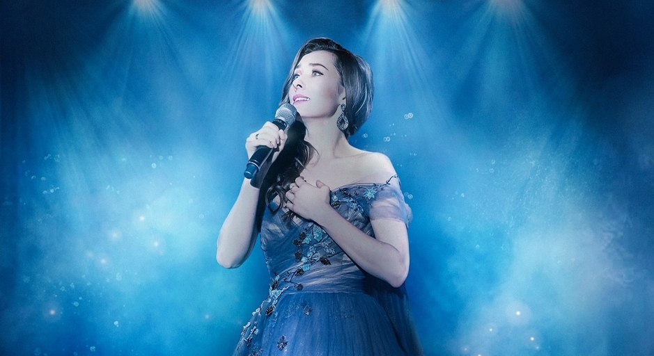 Clare Lyon sings in spotlight