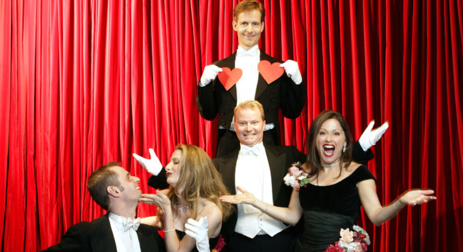 Pot Pourri cast posing