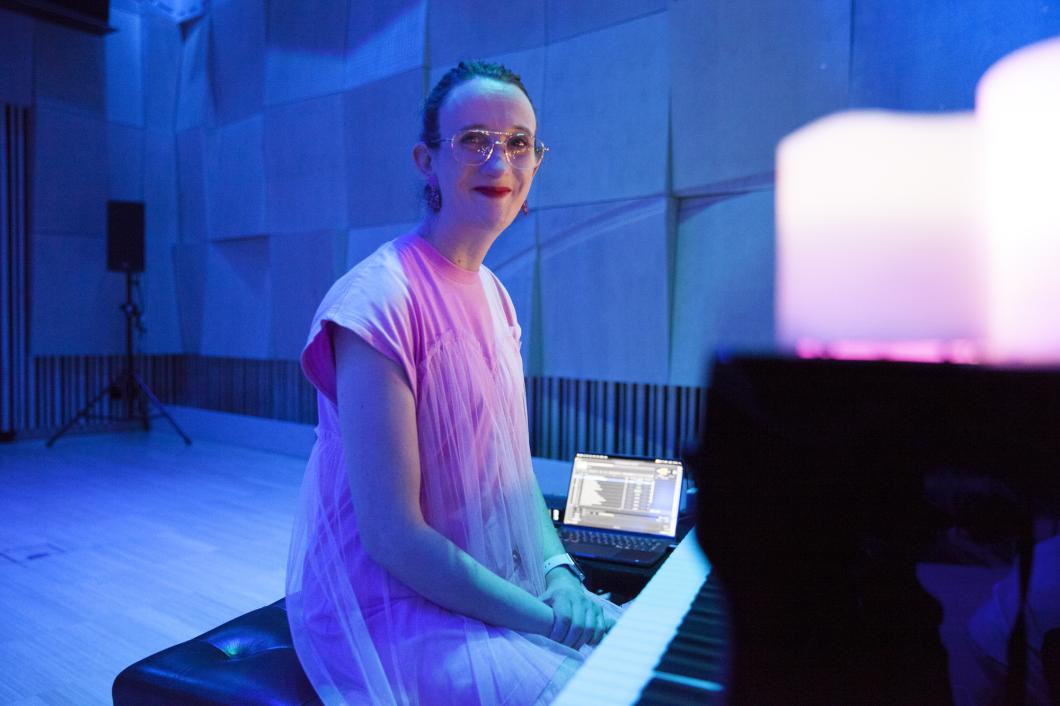 Nat Bartsch performance image