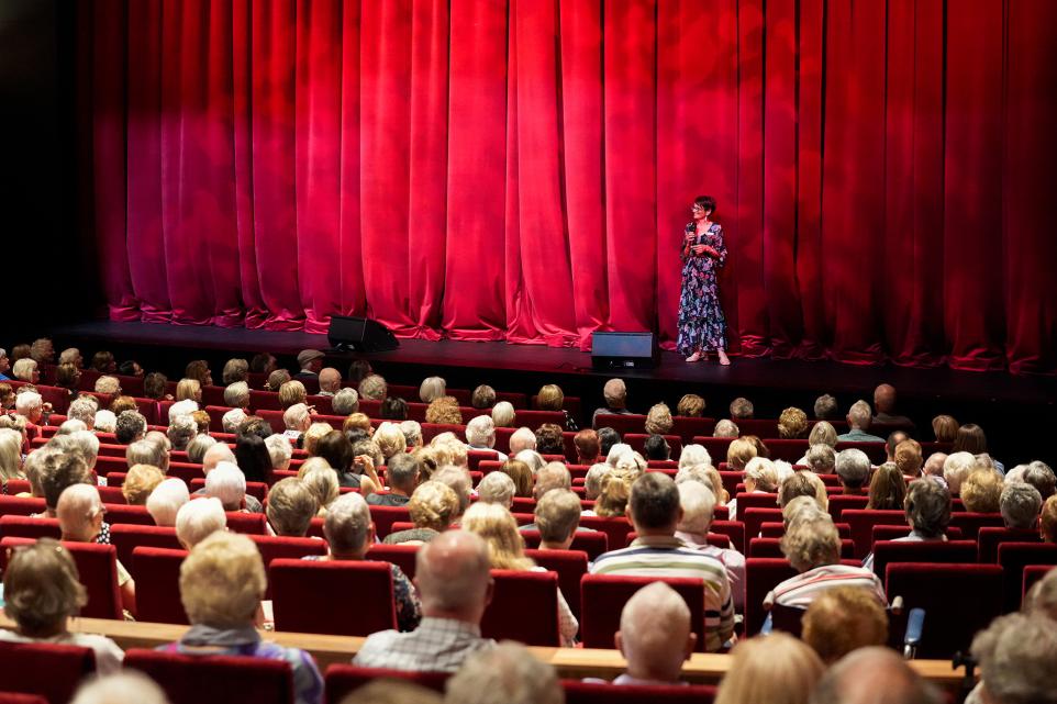 Midweek Crowd with Robyn